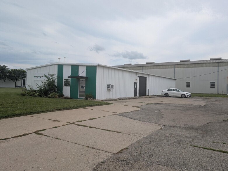 More Photos Of 30 Commerce Park Dr, Dayton Warehouse For Lease