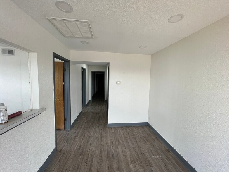 More Photos Of 2563 NE 33rd St, Fort Worth Service For Lease