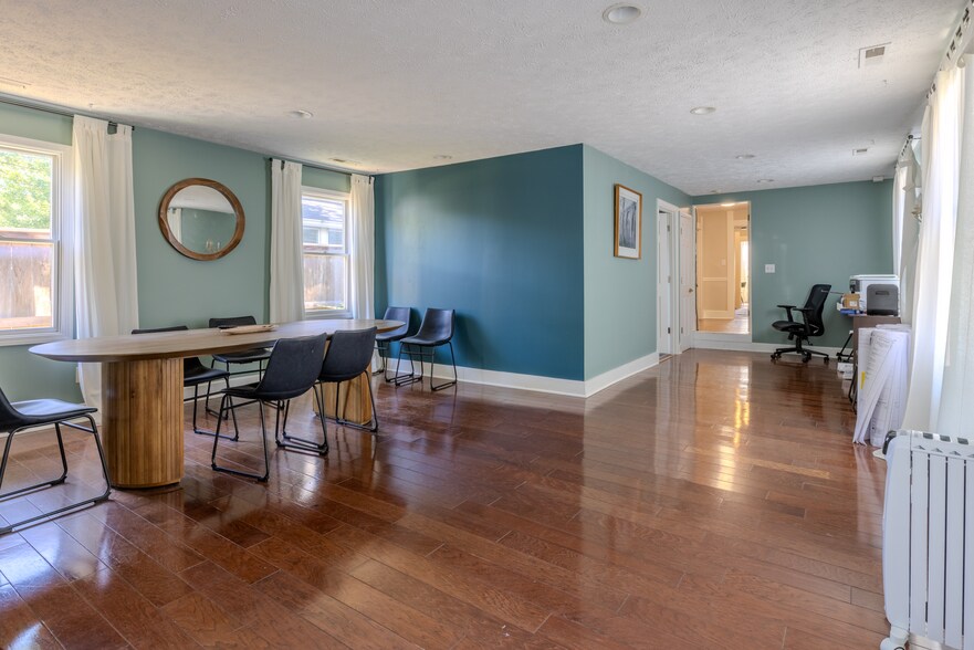 More Photos Of 6516 Ferguson St, Indianapolis Office For Sale