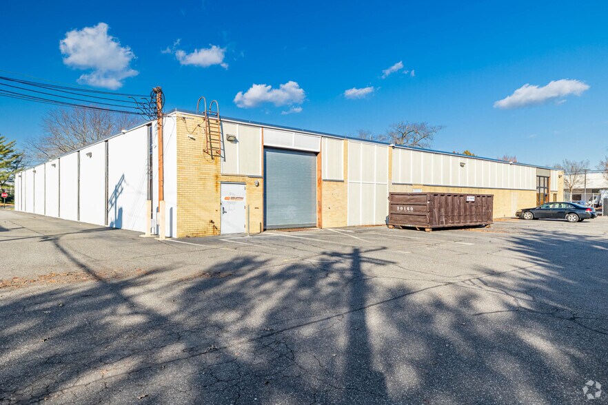 More Photos Of 370 Crossways Park Dr, Woodbury Distribution For Lease