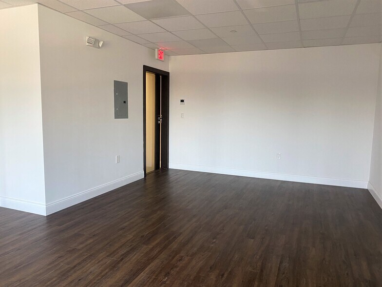 More Photos Of 1909 Great Neck Rd, Copiague Freestanding For Lease