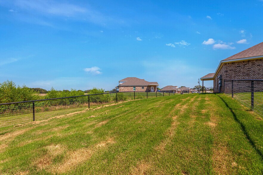 More Photos Of 113 North Park Ct, Springtown Apartments For Sale