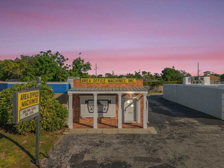 More Photos Of 3160 Southgate Cir, Sarasota Freestanding For Sale