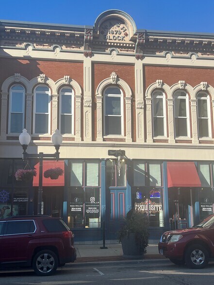 More Photos Of 418-420 E State St, Rockford Storefront For Sale