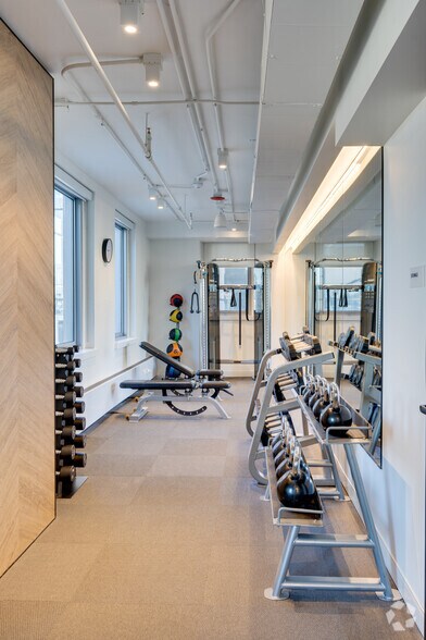 More Photos Of 121 W Wacker Dr, Chicago Office For Lease