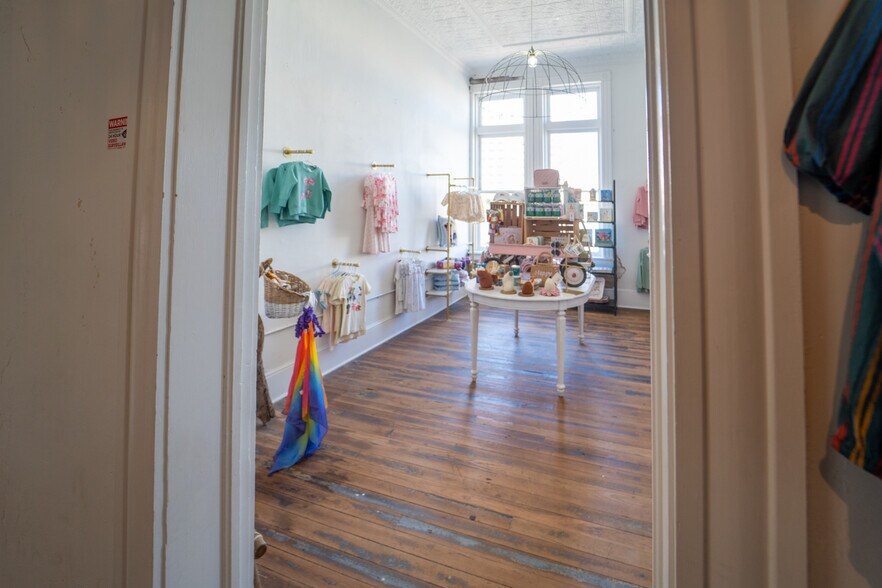 More Photos Of 102 S Main St, Victoria Storefront For Sale