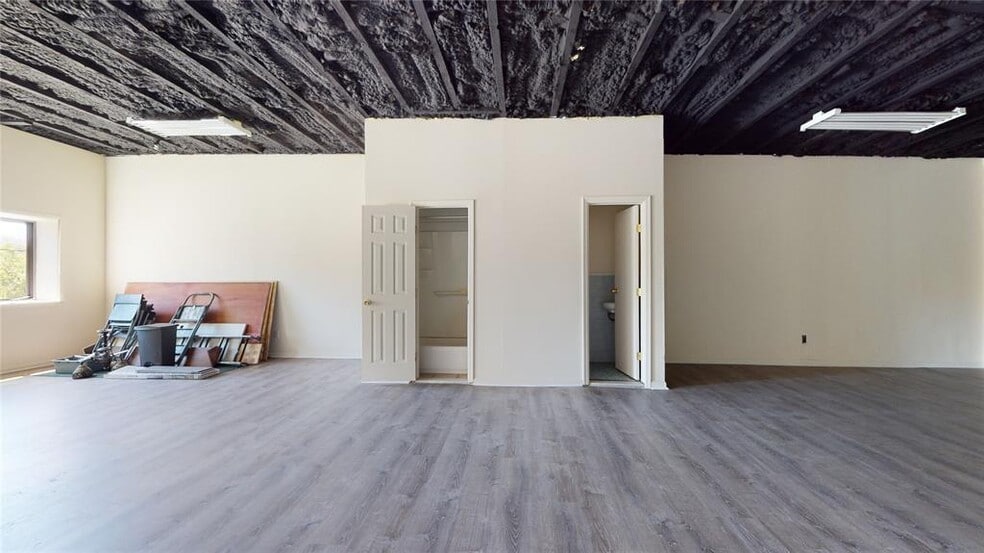 More Photos Of 166 W Park Ave, Long Beach Storefront Retail Office For Sale