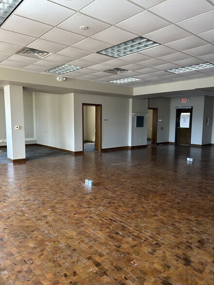 More Photos Of 219 E Washington Ave, Oshkosh Office For Sale