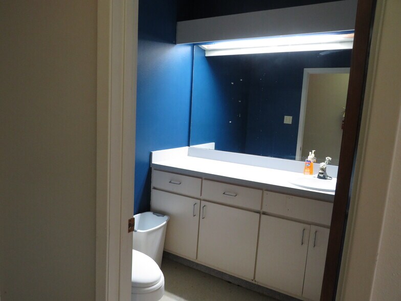 More Photos Of 1205-1211 W Austin St, Port Lavaca Office For Sale