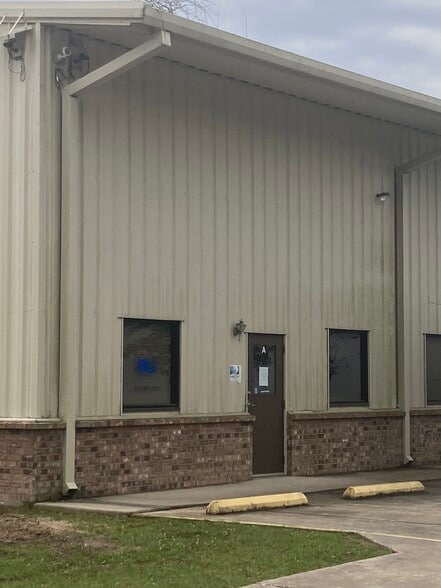 More Photos Of 2030 Phillip Dr, Covington Warehouse For Lease