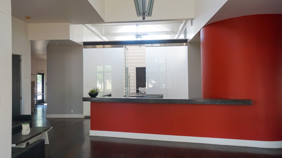 More Photos Of 106 Bagdad Ave W, Round Rock Office For Sale