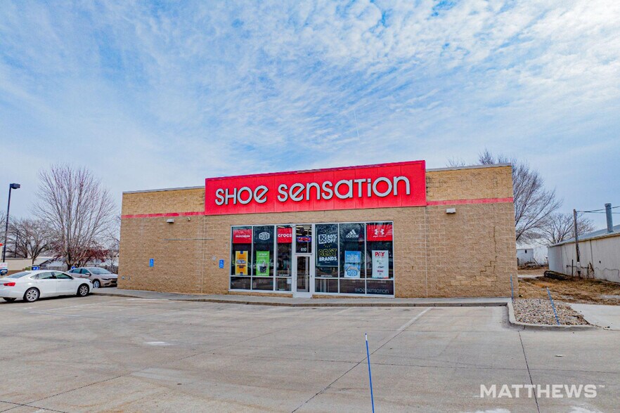 Primary Photo Of 610 N Jefferson Way, Indianola Freestanding For Sale
