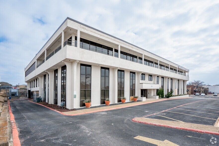 More Photos Of 2821 Lackland Rd, Fort Worth Office For Sale