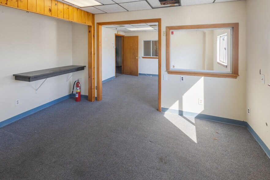 More Photos Of 27 Osprey Rd, Saugus Warehouse For Lease