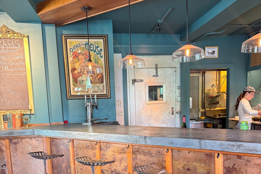 More Photos Of 39 Esplanade, Richmond Restaurant For Sale