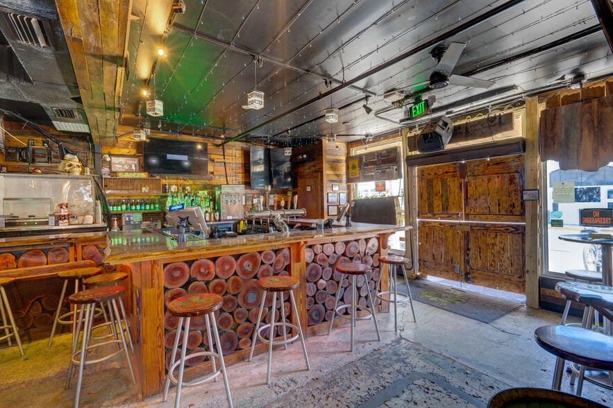 More Photos Of 135 Duval St, Key West Bar For Lease