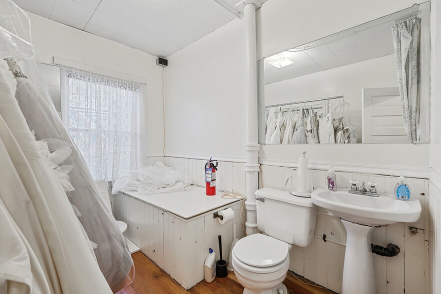 More Photos Of 620 Marsh Rd NE, Calgary General Retail For Lease