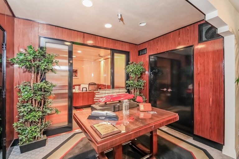 More Photos Of 611 S Glenwood Pl, Burbank Showroom For Sale
