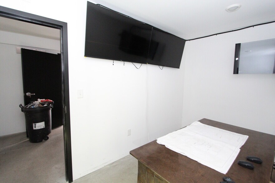 More Photos Of 110 Creekview Dr, Battle Creek General Retail For Sale