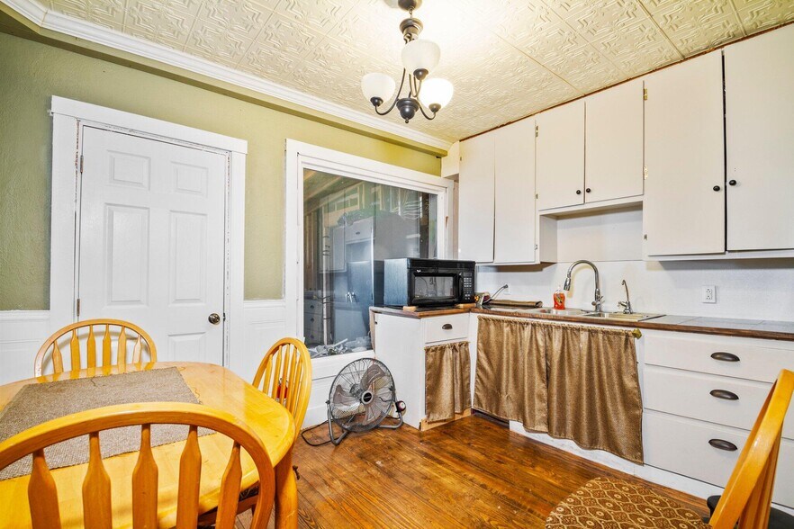 More Photos Of 333 Main St, Gainesville Office For Sale