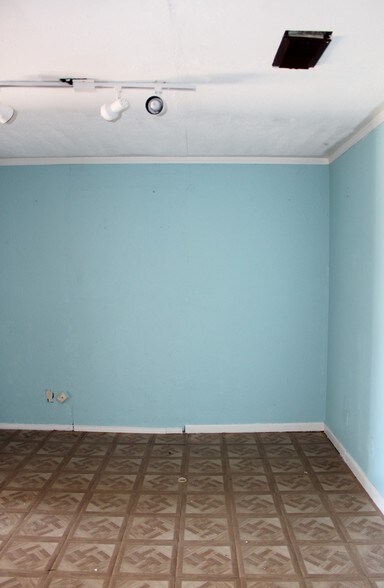 More Photos Of 932 S Broadway St, La Porte Storefront Retail Office For Sale