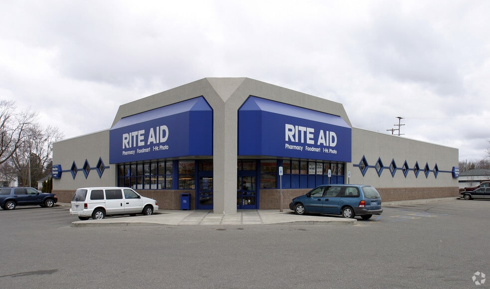 Primary Photo Of 117 N Mission St, Mount Pleasant Drugstore For Lease