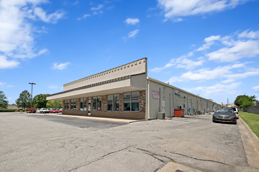 More Photos Of 4408 W Walnut St, Rogers Unknown For Lease