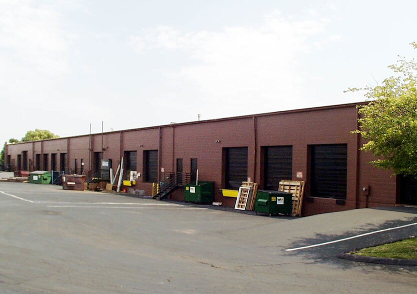 More Photos Of 4061-4073 Wedgeway Ct, Earth City Warehouse For Lease