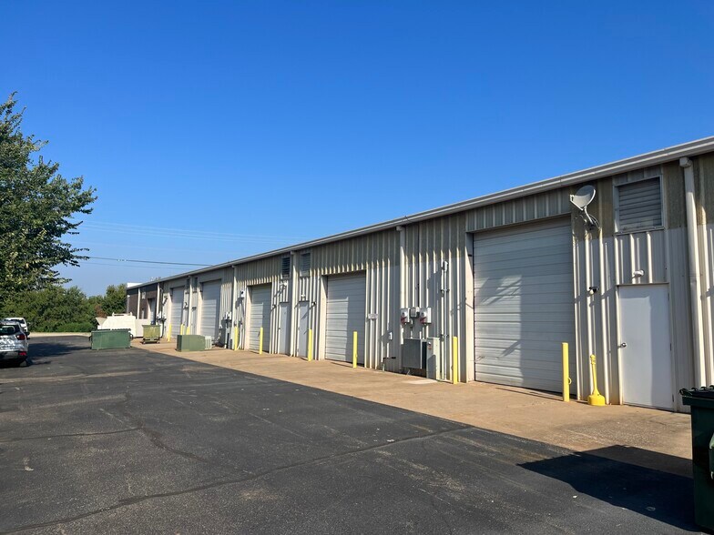 More Photos Of 2800 S Kelly Ave, Edmond Showroom For Lease