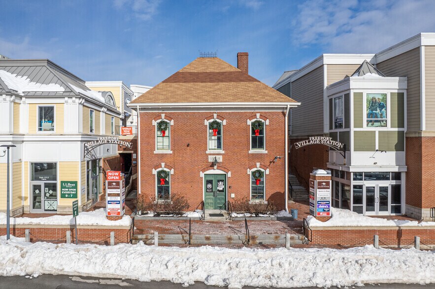 More Photos Of 1 Freeport Village Sta, Freeport Department Store For Lease