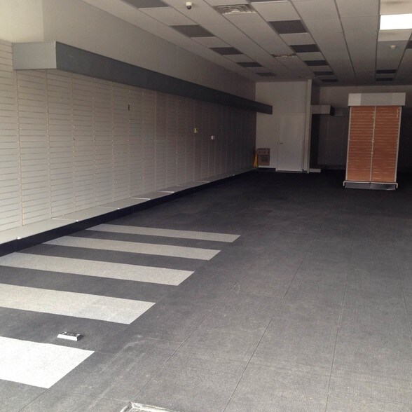More Photos Of 396 Schilling Dr S, Dundas Storefront For Lease