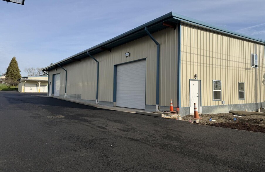 More Photos Of 3835 W 11th Ave, Eugene Light Manufacturing For Lease