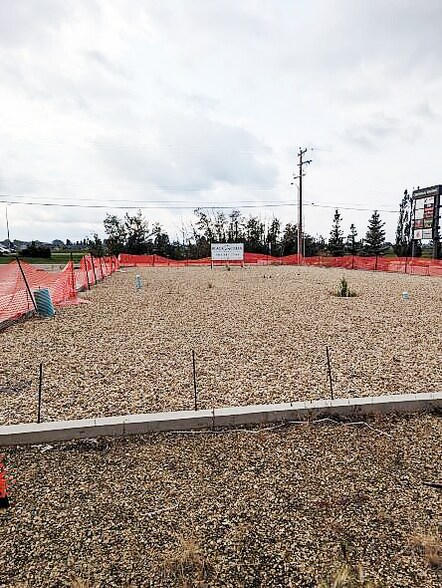 More Photos Of 29 Beju Industrial Dr, Sylvan Lake Office For Lease