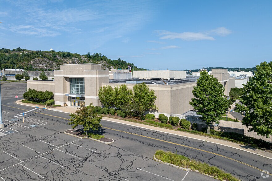 Primary Photo Of 575 Union St, Waterbury Department Store For Lease