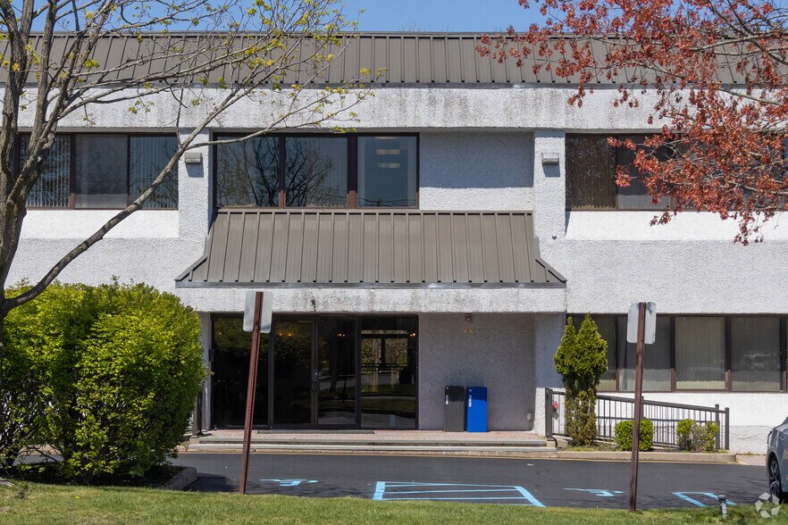 More Photos Of 1500 Lawrence Ave, Ocean Office For Lease