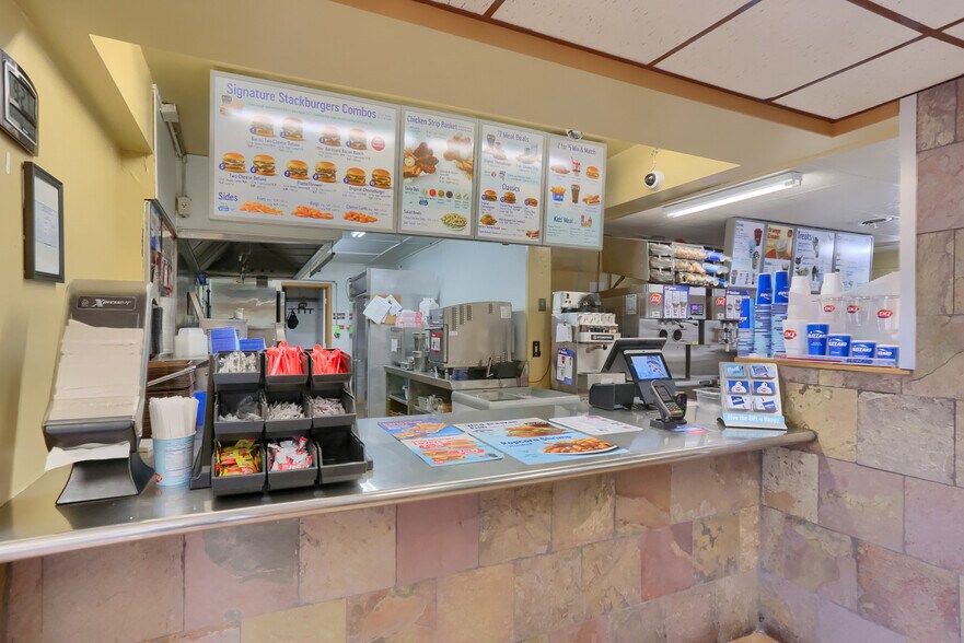 More Photos Of 3498 Sharon Rd, West Middlesex General Retail For Sale