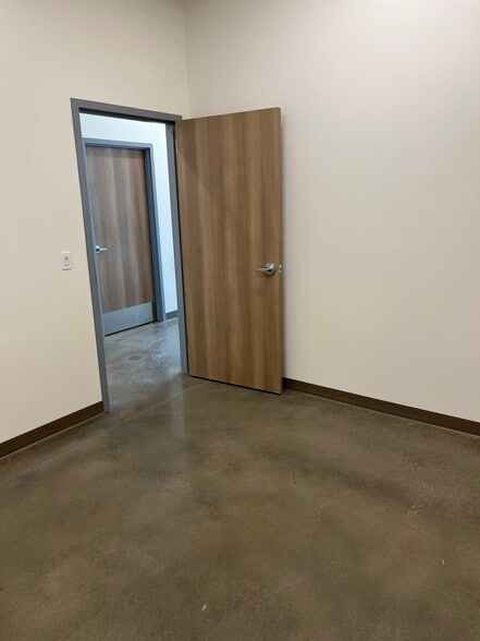 More Photos Of 10903 Shady Trl, Dallas Distribution For Lease