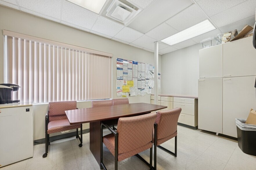 More Photos Of 2201-2211 Merrick Rd, Merrick Office Residential For Lease