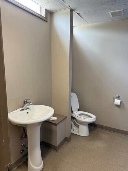 More Photos Of 4860 Clark Howell Hwy, College Park Freestanding For Lease