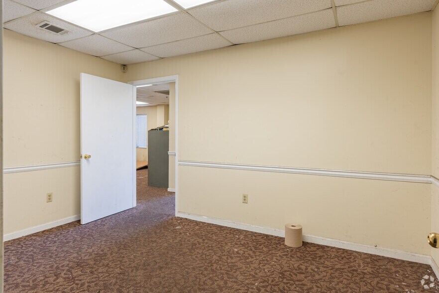 More Photos Of 715 S River Street, Calhoun Warehouse For Lease