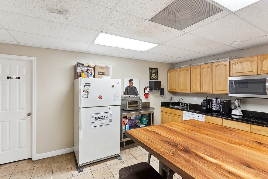 More Photos Of 234 Harbor Cir, New Orleans Warehouse For Sale