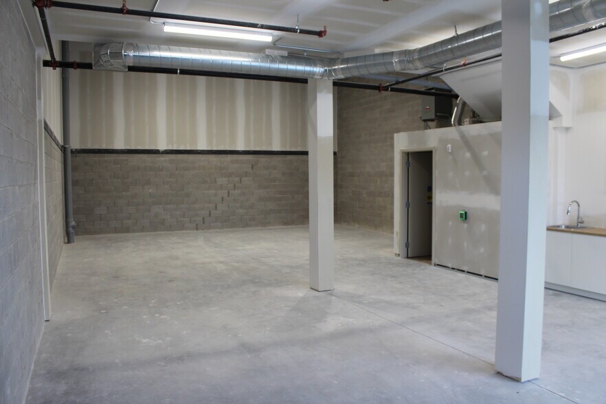 More Photos Of 585 Hanlon Creek Blvd, Guelph Showroom For Lease