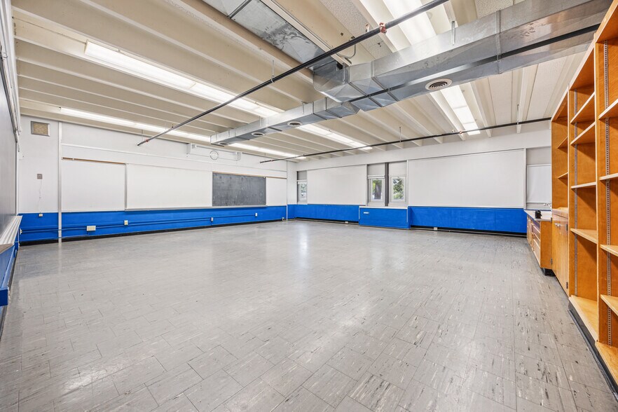 More Photos Of 1110 S 14th St, Moorhead Specialty For Sale