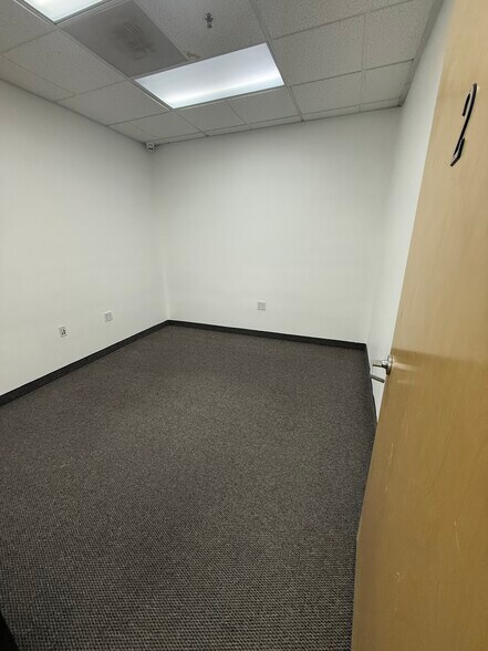 More Photos Of 5765 S Rainbow Blvd, Las Vegas Office For Lease