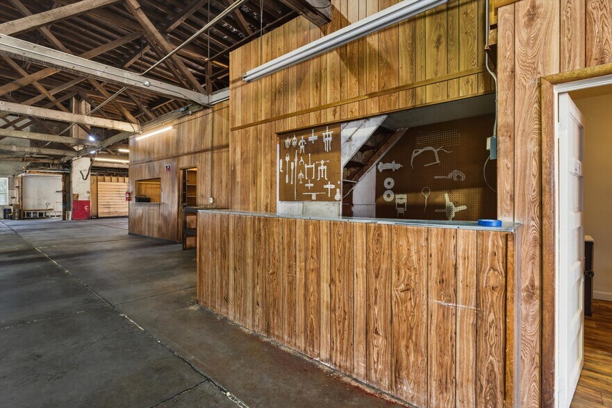 More Photos Of 201 N 2nd St, Raton Auto Repair For Sale