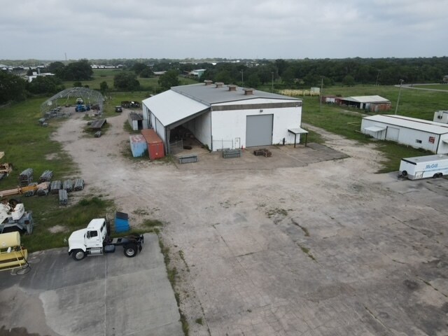 More Photos Of 726 Highland Park Dr, Clute Warehouse For Lease