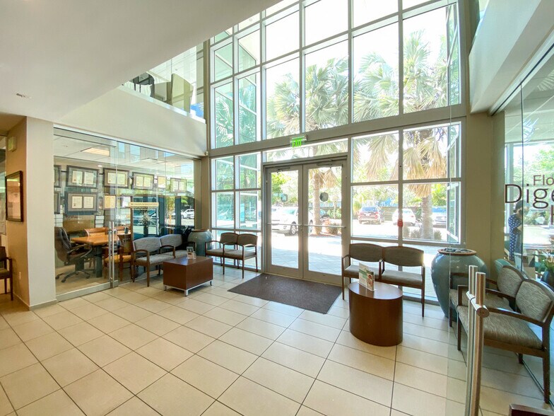 More Photos Of 2068 Hawthorne St, Sarasota Medical For Lease