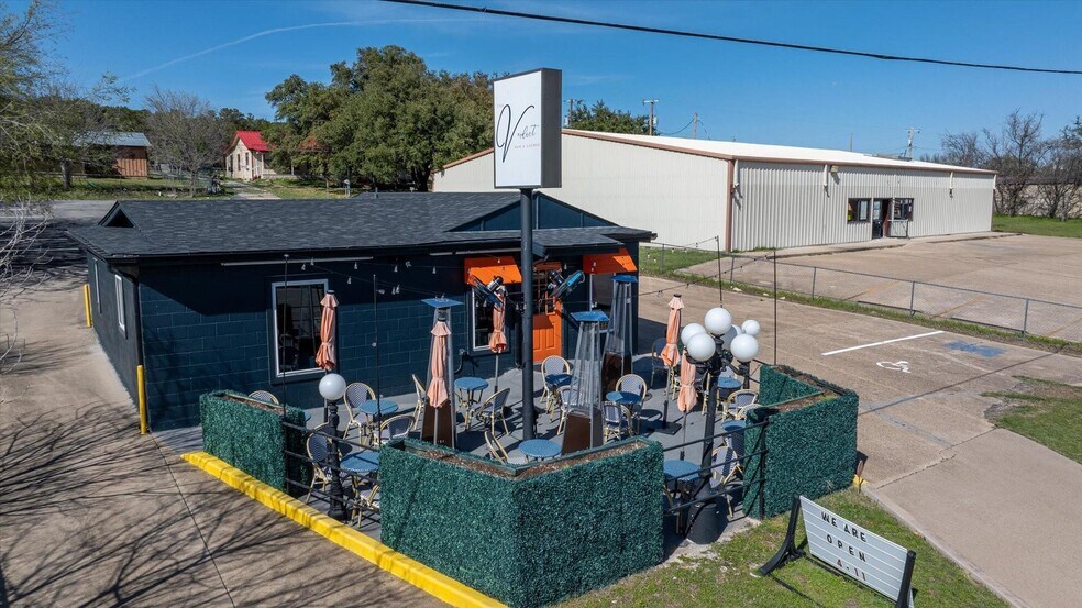 More Photos Of 608 SW Big Bend Trl, Glen Rose Restaurant For Sale