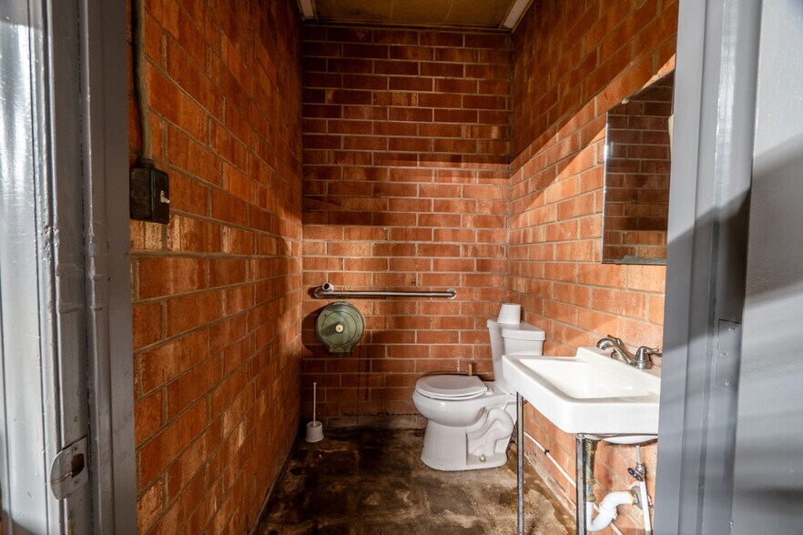 More Photos Of 611 Huffine Mill Rd, Greensboro Freestanding For Sale