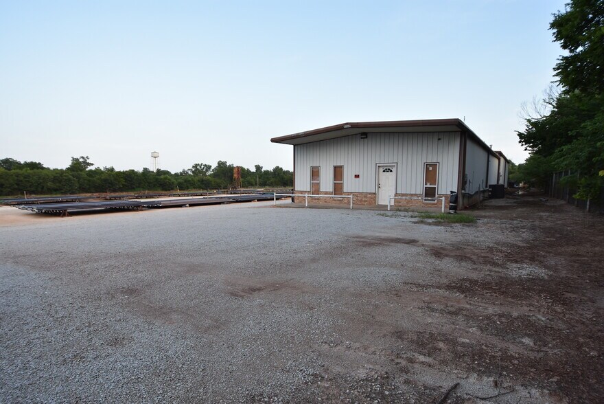 More Photos Of 701 W Broadway, Seminole Manufacturing For Sale
